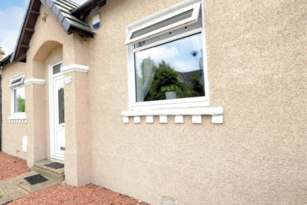 Cheerful One Bedroom Cottage With Parking Space. Glasgow Exterior photo